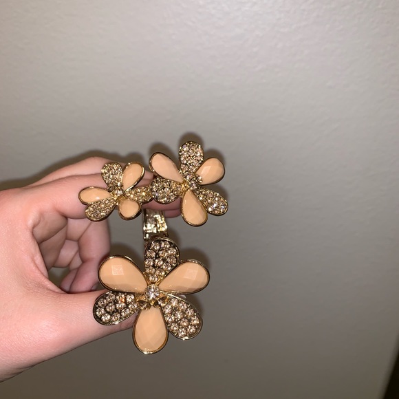 Peach colored jeweled floral clasped bracelet. - Picture 3 of 4